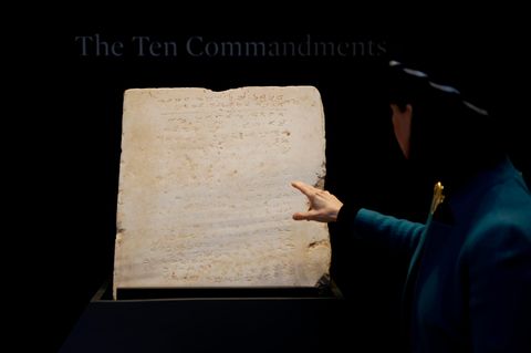Der Stein mit den Zehn Geboten stamme aus der Zeit zwischen 300 und 800 nach Christus, heißt es von Sotheby's