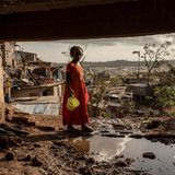 Mitte Dezember verwüstet Zyklon Chido die Inselgruppe zwischen Mosambik und Madagaskar. Betroffen ist auch das französische Überseegebiet Mayotte. Mehr als 30 Menschen kamen alleine dort ums Leben, rund 1400 weitere wurden verletzt. Es war der schlimmste Sturm in Mayotte seit 90 Jahren. Präsident Emmanuel Macron wegen des Wirbelsturms die Staatstrauer aus. Noch ist das volle Ausmaß der Zerstörung nicht erfasst. Doch erste Schnellanalysen deuten an, dass der menschengemachte Klimawandel den Zyklon verstärkt hat