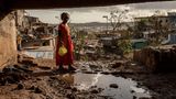 Mitte Dezember verwüstet Zyklon Chido die Inselgruppe zwischen Mosambik und Madagaskar. Betroffen ist auch das französische Überseegebiet Mayotte. Mehr als 30 Menschen kamen alleine dort ums Leben, rund 1400 weitere wurden verletzt. Es war der schlimmste Sturm in Mayotte seit 90 Jahren. Präsident Emmanuel Macron wegen des Wirbelsturms die Staatstrauer aus. Noch ist das volle Ausmaß der Zerstörung nicht erfasst. Doch erste Schnellanalysen deuten an, dass der menschengemachte Klimawandel den Zyklon verstärkt hat
