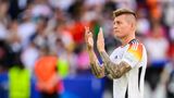 Sport-Momente des Jahres: Toni Kroos applaudiert den Fans nach dem deutschen Ausscheiden bei der Fußball-EM