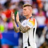 Sport-Momente des Jahres: Toni Kroos applaudiert den Fans nach dem deutschen Ausscheiden bei der Fußball-EM