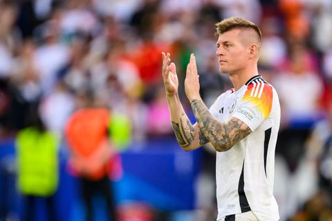 Sport-Momente des Jahres: Toni Kroos applaudiert den Fans nach dem deutschen Ausscheiden bei der Fußball-EM
