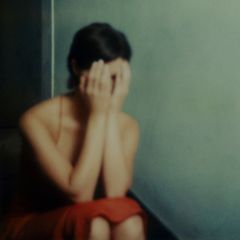 Freundschaftsbruch: Eine weinende Frau sitzt mit den Händen vor dem Gesicht