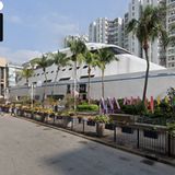 Shoppingcenter in Form eines Kreuzfahrtschiffs mitten in Hong Kong