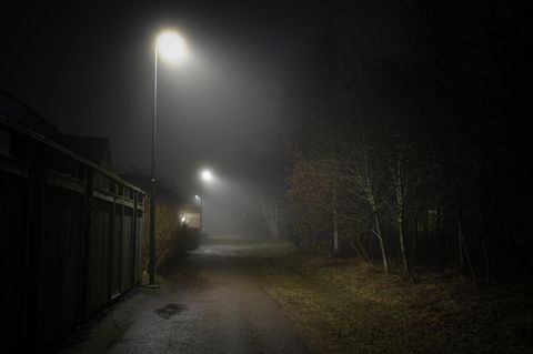 Straßenlaternen an einem düsteren Weg – was bedeuten sie für die Sicherheit?
