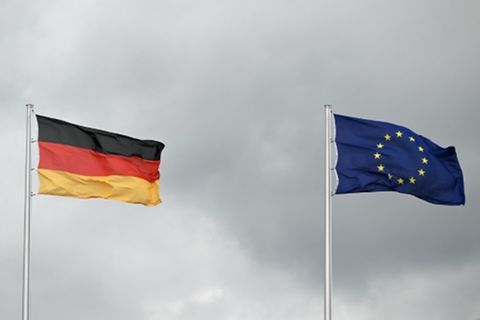 Flaggen Deutschlands und der EU