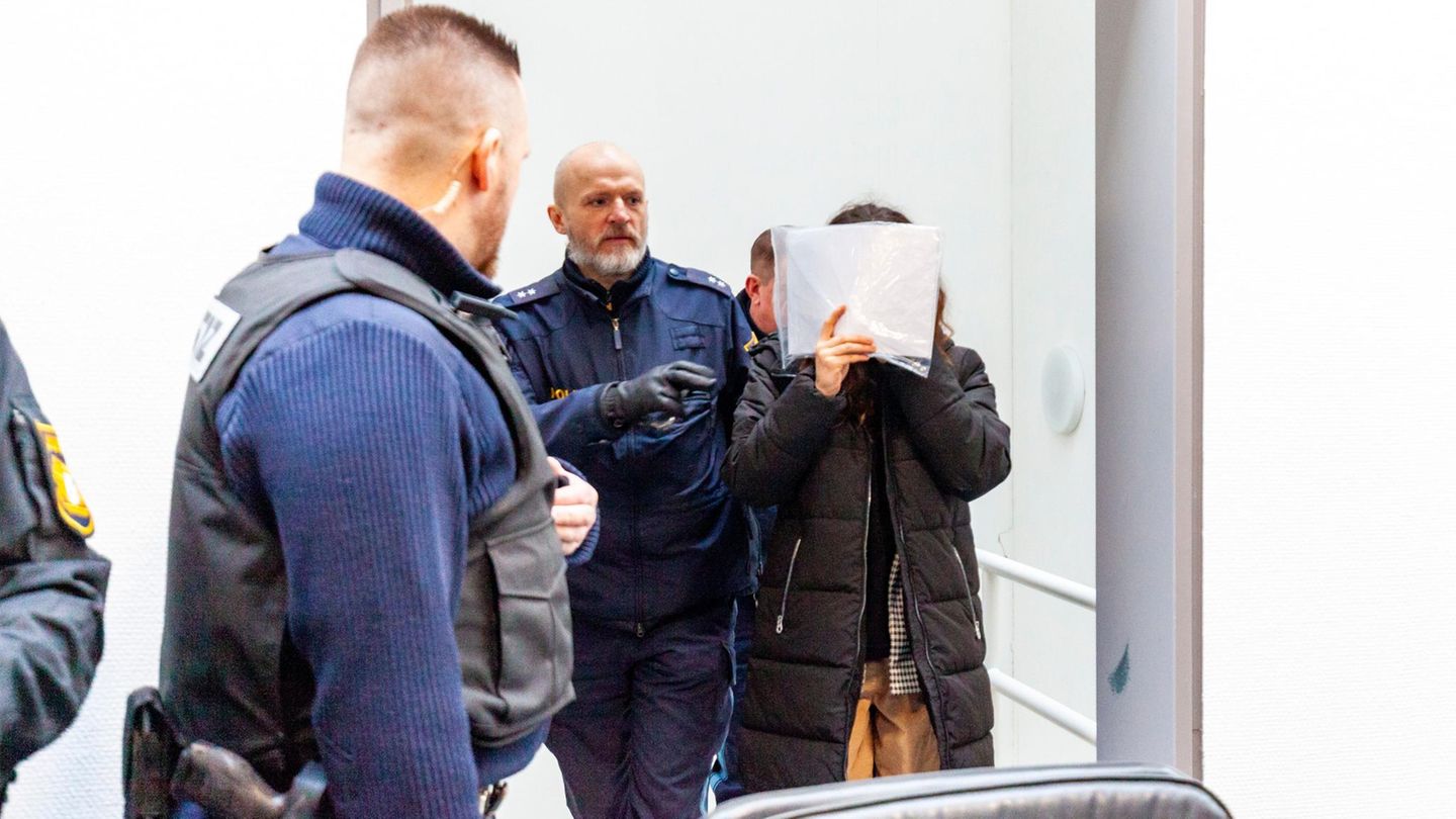 Die Angeklagte im Prozess um den Doppelgängerinnen-Mord am ersten Verhandlungstag in Ingolstadt Die Angeklagte im Prozess um den Doppelgängerinnen-Mord am ersten Verhandlungstag in Ingolstadt