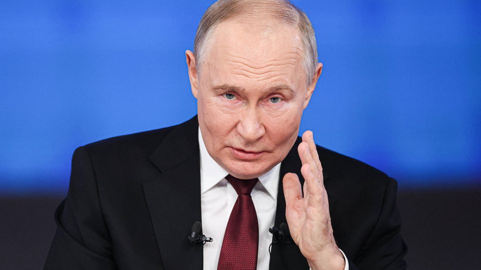 Putins Abschlusspressekonferenz soll als Bürgerdialog Fragen zu relevanten Themen beantworten – doch nebst dessen ist die Konferenz vor allem eins: eine riesige PR-Veranstaltung.