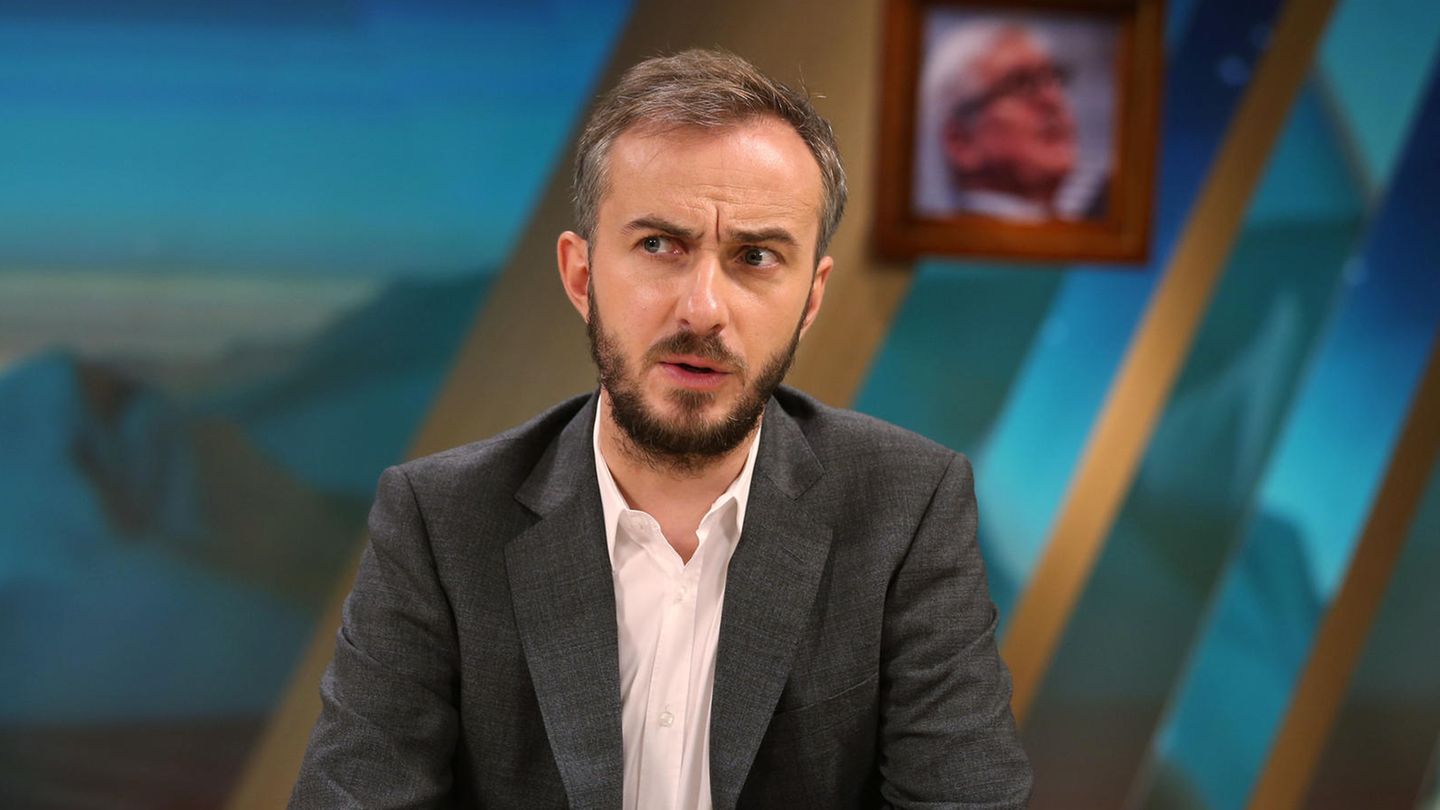 Jan Böhmermann an einem Schreibtisch