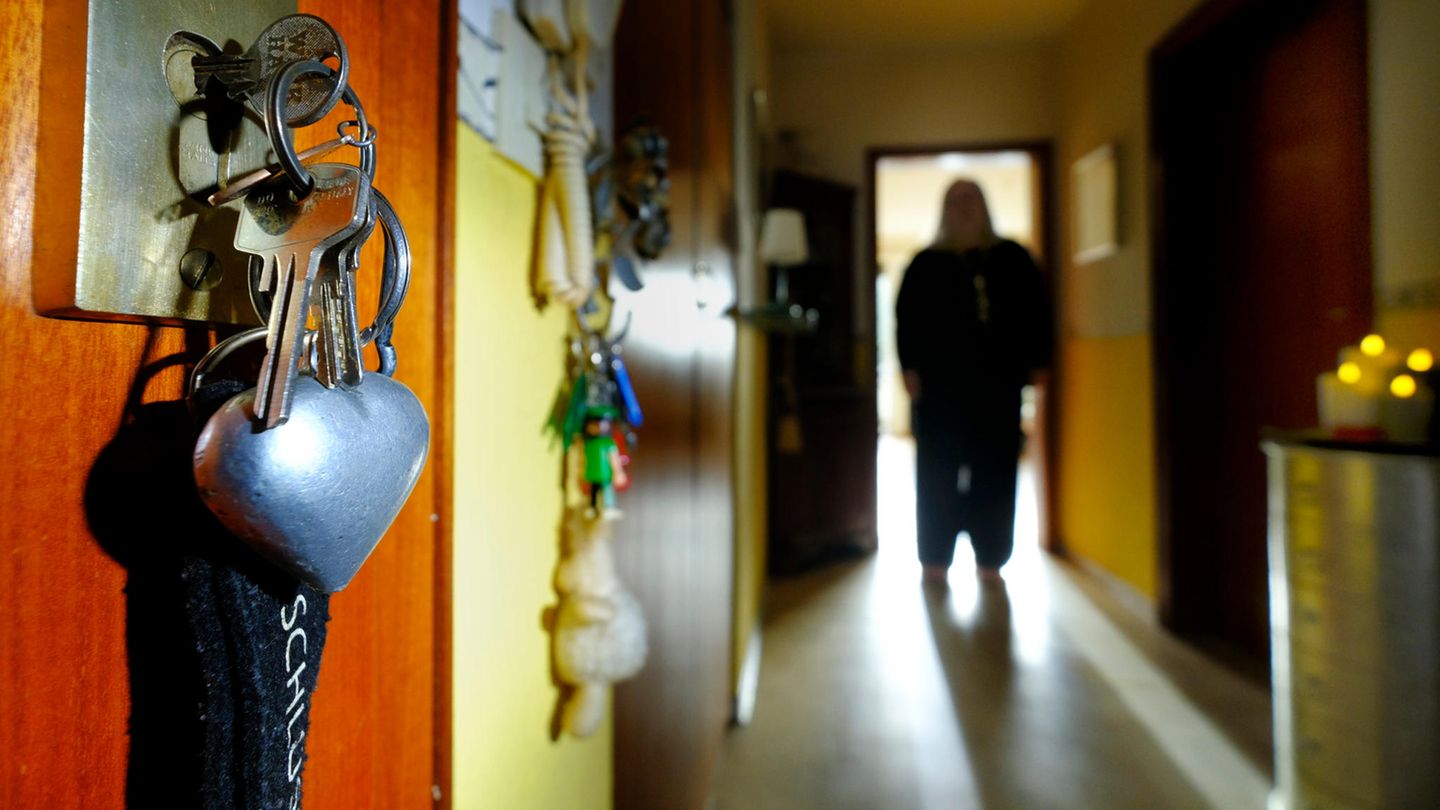 Einbruch: Frau steht im Gang ihrer Wohnung Einbruch: Frau steht im Gang ihrer Wohnung