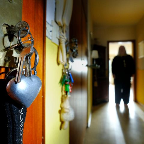 Einbruch: Frau steht im Gang ihrer Wohnung