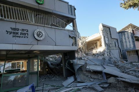 Durch herabfallende Trümmerteile beschädigte Schule in Israel