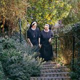 Zwei Schwestern beim Spaziergang