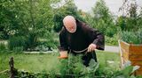 Bruder Berthold baut Gemüse an