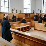 Die Brüder des Klosters beim Mittagsgebet vor dem Mittagessen