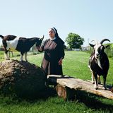 Schwester Elisabeth - Crescentiakloster der Franziskanerinnen Kaufbeuren - mit Ziegen