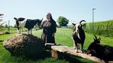 Schwester Elisabeth - Crescentiakloster der Franziskanerinnen Kaufbeuren - mit Ziegen