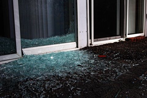Eingeschlagenes Glas bei einem Einbruch