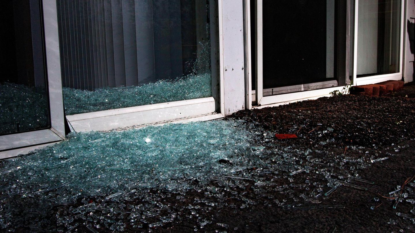 Eingeschlagenes Glas bei einem Einbruch