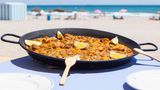 Paella dort essen, wo sie erfunden wurde  Die weltberühmte Paella wurde in Valencia erfunden, wer sie authentisch genießen möchte, ist hier am richtigen Platz. Hochwertige und typische valencianische Küche wird im Restaurant Goya Gallery im Stadtteil Ruzafa serviert. Viel Fisch und vor allem eben das lokale Heiligtum: die Paella. Hier gibt es das Reisgericht traditionell mit Huhn und Kaninchen in einer gusseisernen Pfanne oder als Fideua, die Variante mit Nudeln und Meeresfrüchten. Ist es nur der kleine Hunger? Dann lohnt im gleichen Viertel der Besuch der Bodega Amor Amargo mit einer großen Vielfalt an Tapas.