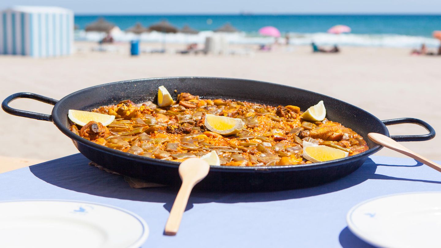Wie Tourismus hilft: Paella dort essen, wo sie erfunden wurde Die weltberühmte Paella wurde in Valencia erfunden, wer sie authentisch genießen möchte, ist hier am richtigen Platz. Hochwertige und typische valencianische Küche wird im Restaurant Goya Gallery im Stadtteil Ruzafa serviert. Viel Fisch und vor allem eben das lokale Heiligtum: die Paella. Hier gibt es das Reisgericht traditionell mit Huhn und Kaninchen in einer gusseisernen Pfanne oder als Fideua, die Variante mit Nudeln und Meeresfrüchten. Ist es nur der kleine Hunger? Dann lohnt im gleichen Viertel der Besuch der Bodega Amor Amargo mit einer großen Vielfalt an Tapas. Paella dort essen, wo sie erfunden wurde Die weltberühmte Paella wurde in Valencia erfunden, wer sie authentisch genießen möchte, ist hier am richtigen Platz. Hochwertige und typische valencianische Küche wird im Restaurant Goya Gallery im Stadtteil Ruzafa serviert. Viel Fisch und vor allem eben das lokale Heiligtum: die Paella. Hier gibt es das Reisgericht traditionell mit Huhn und Kaninchen in einer gusseisernen Pfanne oder als Fideua, die Variante mit Nudeln und Meeresfrüchten. Ist es nur der kleine Hunger? Dann lohnt im gleichen Viertel der Besuch der Bodega Amor Amargo mit einer großen Vielfalt an Tapas.