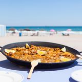 Paella dort essen, wo sie erfunden wurde  Die weltberühmte Paella wurde in Valencia erfunden, wer sie authentisch genießen möchte, ist hier am richtigen Platz. Hochwertige und typische valencianische Küche wird im Restaurant Goya Gallery im Stadtteil Ruzafa serviert. Viel Fisch und vor allem eben das lokale Heiligtum: die Paella. Hier gibt es das Reisgericht traditionell mit Huhn und Kaninchen in einer gusseisernen Pfanne oder als Fideua, die Variante mit Nudeln und Meeresfrüchten. Ist es nur der kleine Hunger? Dann lohnt im gleichen Viertel der Besuch der Bodega Amor Amargo mit einer großen Vielfalt an Tapas.