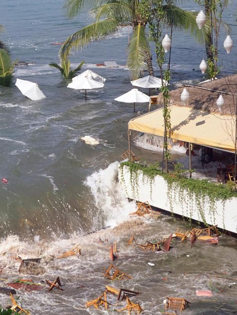 Der Tsunami reißt Möbel und Menschen mit sich