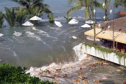 Der Tsunami reißt Möbel und Menschen mit sich