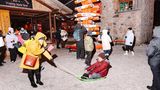Touristen im Weihnachtsmanndorf