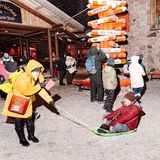 Touristen im Weihnachtsmanndorf