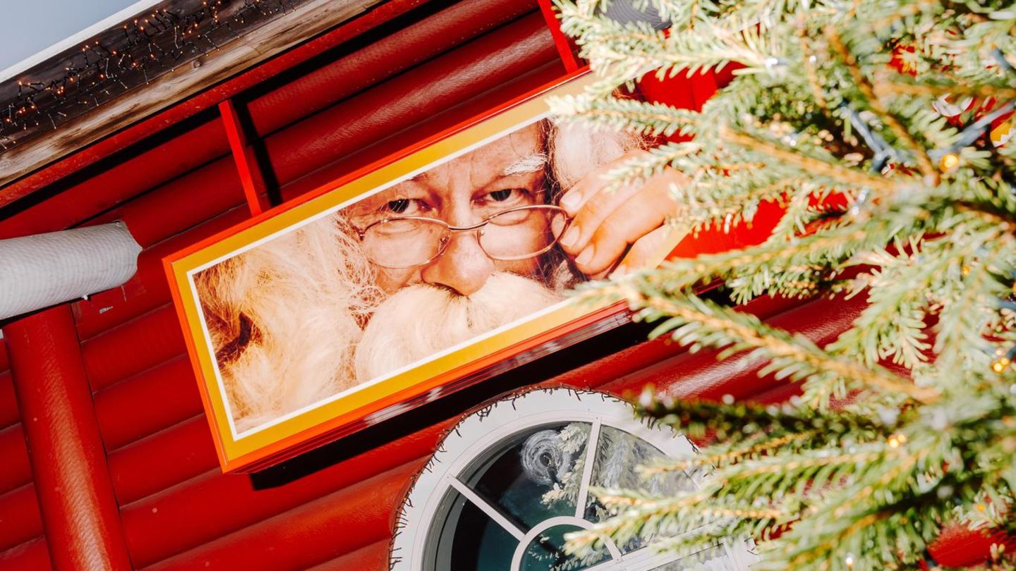 Foto des Weihnachtsmanns auf einer Reklametafel