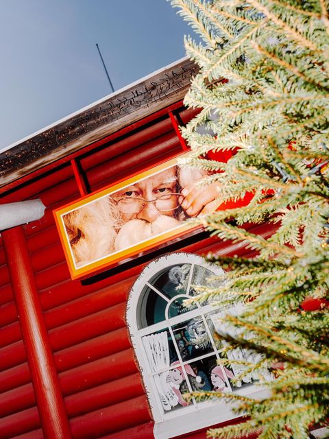 Foto des Weihnachtsmanns auf einer Reklametafel