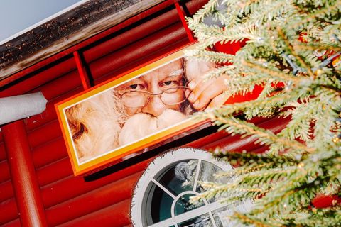 Foto des Weihnachtsmanns auf einer Reklametafel