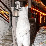 Skulptur eines Eisbärs im Weihnachtsmanndorf