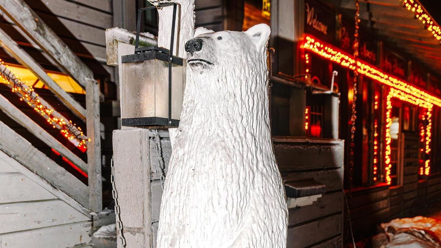 Skulptur eines Eisbärs im Weihnachtsmanndorf