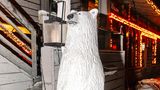 Skulptur eines Eisbärs im Weihnachtsmanndorf