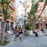 Verhalten im Restaurant: Sei wie ein Local  Ob in der Bar oder im Restaurant: Wer etwas möchte, muss sich kümmern. Selten spricht einen die Bedienung an, man muss sie ansprechen, und zwar nachdrücklich. Das ist nicht unhöflich, sondern üblich. Trinkgelder kann man geben, muss aber nicht. Steht gar auf der Rechnung ein Vorschlag für ein Trinkgeld, so ist man in einem Touristenladen gelandet. Kein Danke oder Bitte bekommen? Das ist nicht ablehnend gemeint, sondern dient der Effizienz bei Bestellen, wenn sehr viel Kundschaft wartet. Restaurants, Geschäfte öffnen nicht vor 10 Uhr, die Siesta von 14:00 bis 17:00 wird sehr ernstgenommen. Planen Sie ihren Tag entsprechend. Frühstück gibt es vor 10 Uhr in "Cafeterias".  Das Taxi ist nicht das schnellste Transportmittel. Nehmen Sie die U-Bahn, den Bus oder leihen ein Fahrrad. Sie haben ein Auto gemietet? Vorsicht: Spanische Autofahrer blinken nicht.