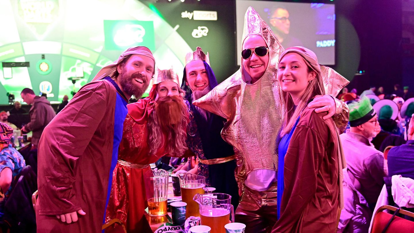 Darts Fans in London: Paddy Power World Darts Championship - Alexandra Palace