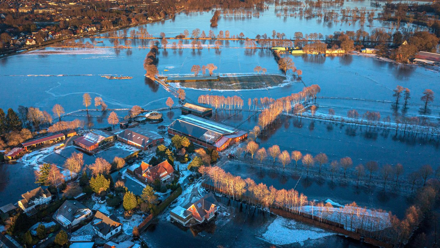 Ins neue Jahr gespült Neues Jahr, neues Pech: Zum Jahreswechsel standen Teile Niedersachsens und Bremens nach anhaltenden Regenfällen unter Wasser. Hunderte Menschen mussten ihr Zuhause zwischenzeitlich verlassen. Niedersachsen und Bremen stellten zusammen mehr als eine halbe Million Euro zur Unterstützung von Privatpersonen und Landwirten zur Verfügung. Ein halbes Jahr später dauern die Aufräumarbeiten an, die Folgen sind weiterhin spürbar. Und die Anwohner wissen: Mit der Gefahr eines neuen Hochwassers müssen sie leben