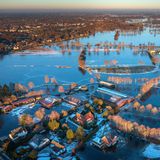 Neues Jahr, neues Pech: Zum Jahreswechsel standen Teile Niedersachsens und Bremens nach anhaltenden Regenfällen unter Wasser. Hunderte Menschen mussten ihr Zuhause zwischenzeitlich verlassen. Niedersachsen und Bremen stellten zusammen mehr als eine halbe Million Euro zur Unterstützung von Privatpersonen und Landwirten zur Verfügung. Ein halbes Jahr später dauern die Aufräumarbeiten an, die Folgen sind weiterhin spürbar. Und die Anwohner wissen: Mit der Gefahr eines neuen Hochwassers müssen sie leben