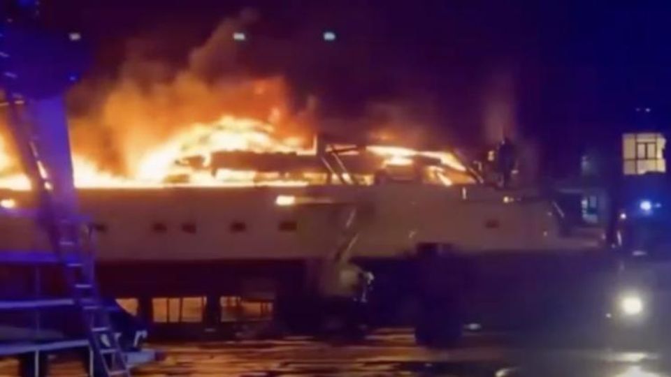 Im Hafen von Andalusien kam es zu einem fatalen Brand: Auf dem Trockendock geht die Luxus-Motoryacht Elysium in Flammen auf – und mit ihr der Wert von knapp 14 Millionen Euro.