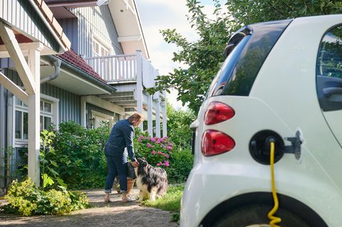 Elektroauto vor Wohnhaus