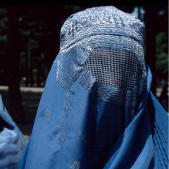 Zwei verschleierte Frauen in blauen Burkas in Afghanistan