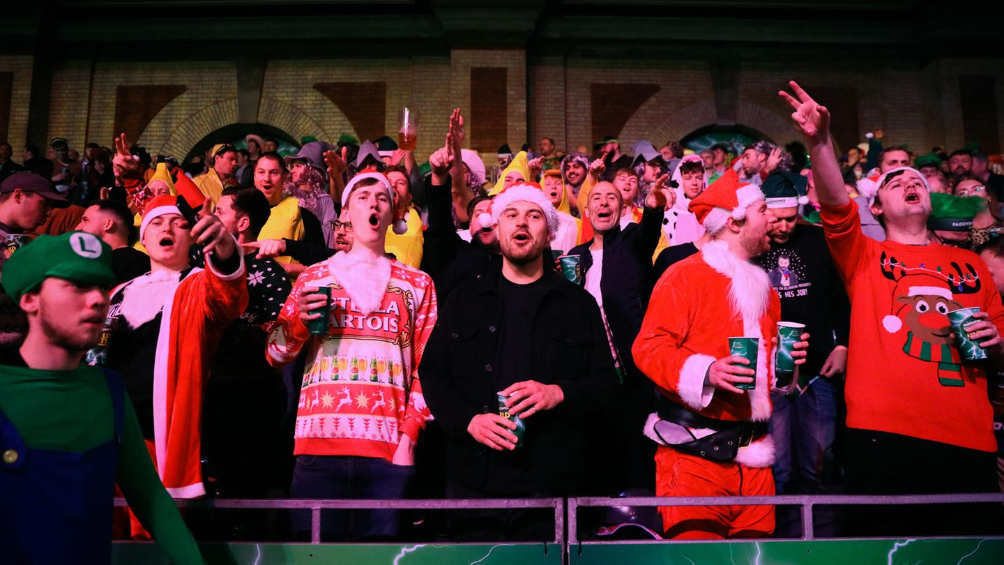 Darts Fans in London: Paddy Power World Darts Championship - Alexandra Palace