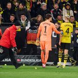 Ordner entfernen bei einem Dortmund-Spiel Tennisbälle vom Spielfeld