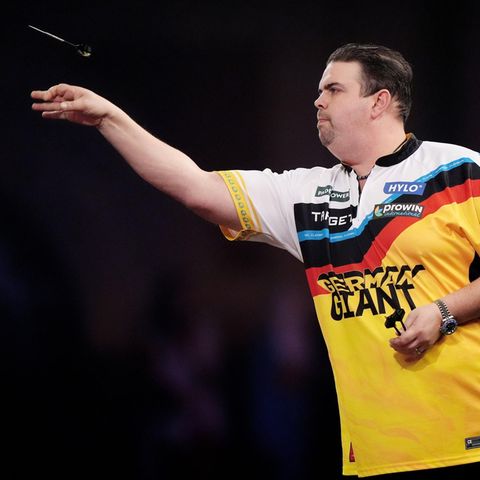 Gabriel Clemens wirft bei der Darts-WM einen Pfeil