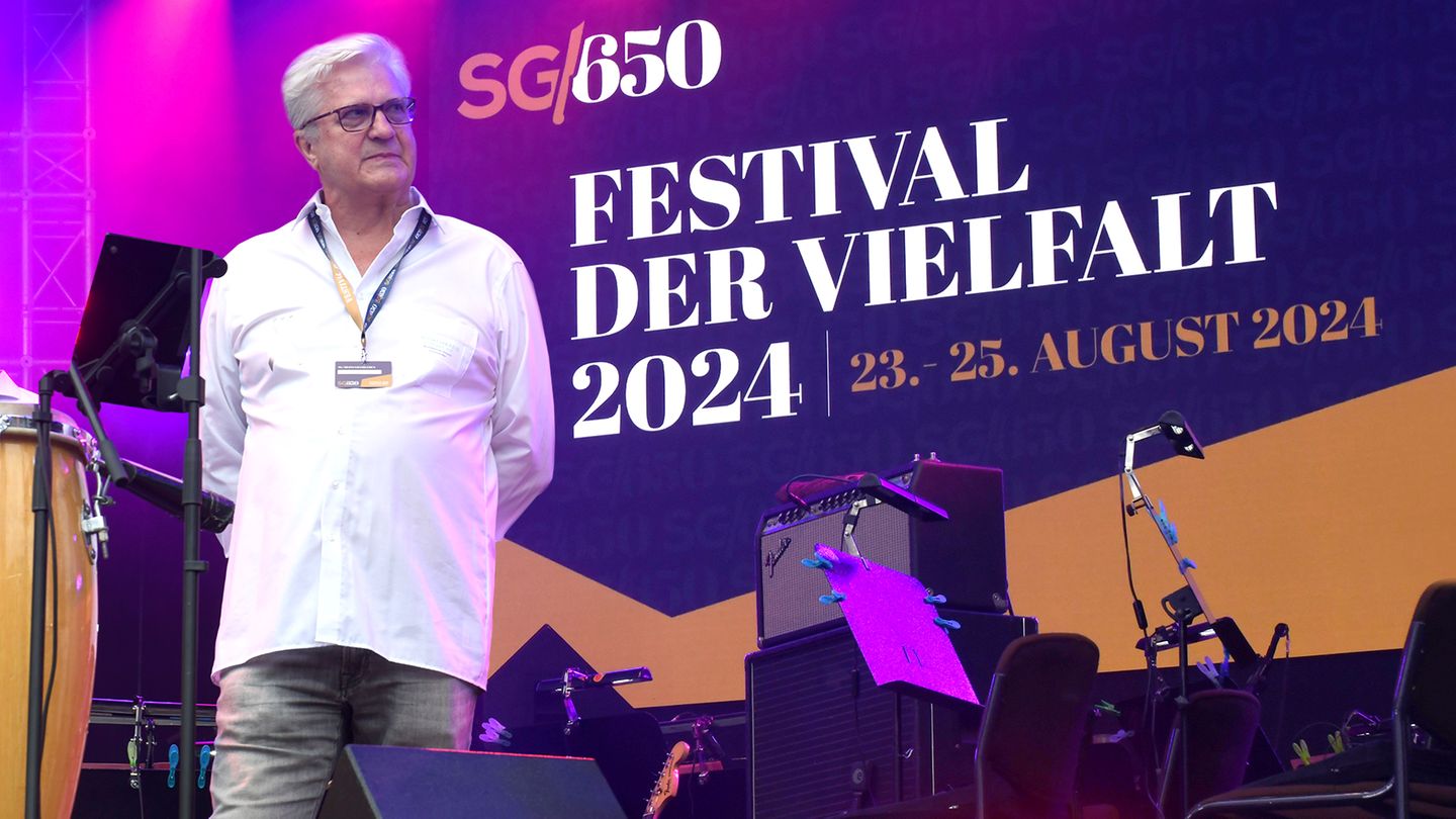 Waldemar Gluch Waldemar Gluch steht auf der Bühne des Festivals in Solingen