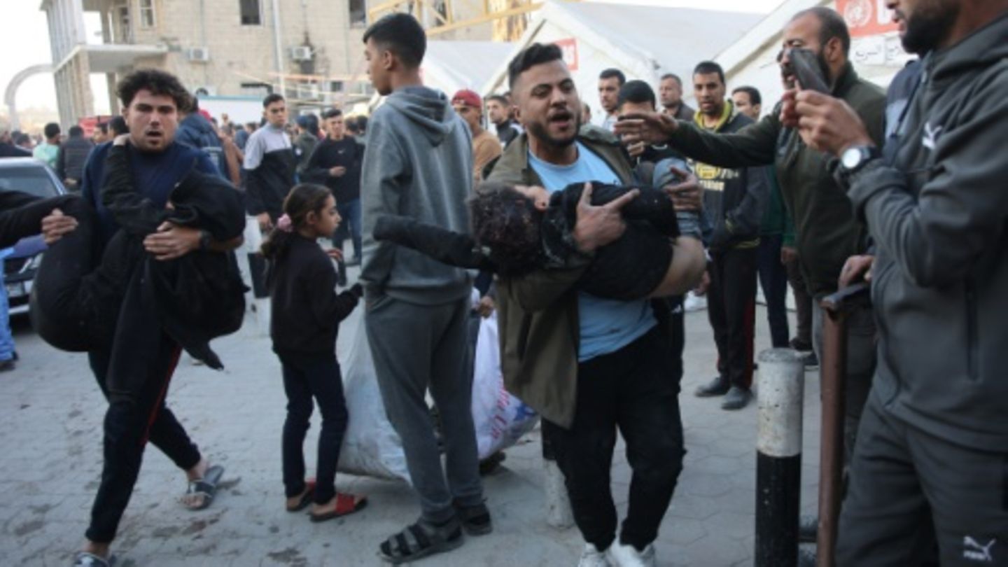 Palästinenser tragen Veletzte nach israelischem Angriff auf eine Schule in Gaza-Stadt