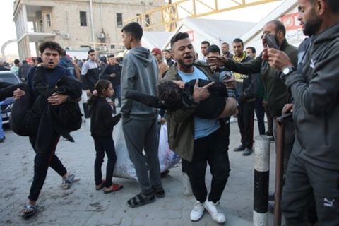 Palästinenser tragen Veletzte nach israelischem Angriff auf eine Schule in Gaza-Stadt