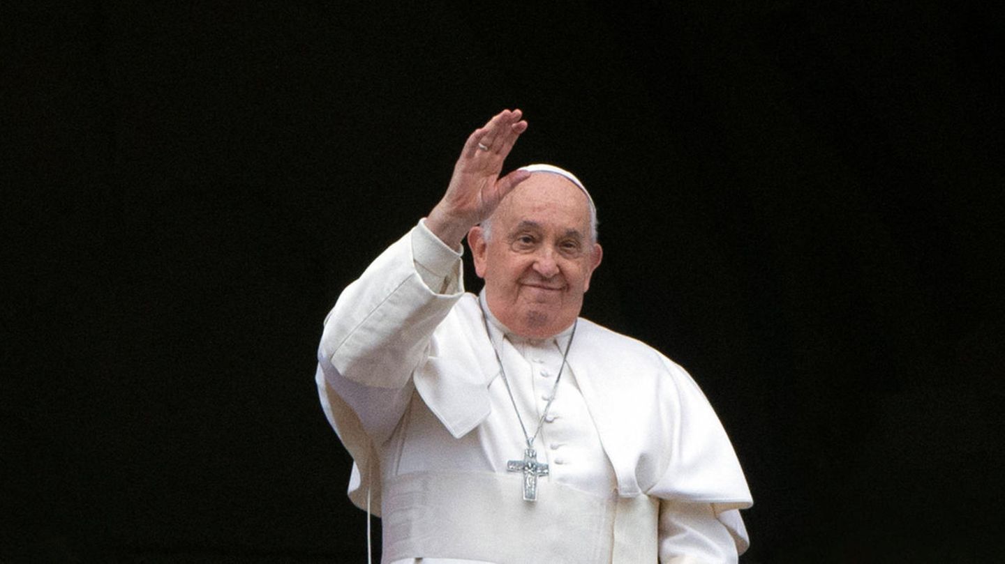 Papst Franziskus auf dem Balkon des Petersdoms